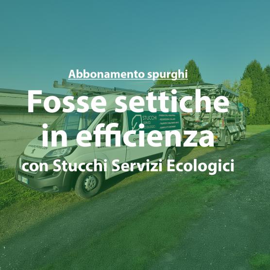 Furgone e autospurgo di Stucchi Servizi Ecologici parcheggiati su un prato verde, con testo promozionale sull’abbonamento per la manutenzione delle fosse settiche.
